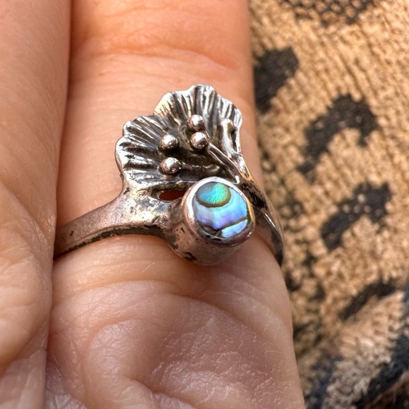 Sterling silver and abalone shell ring. - Picture 1 of 11